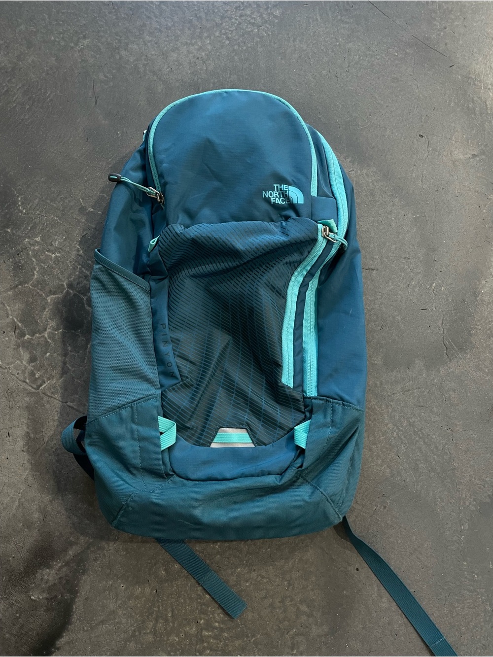 The North Face Pinyon Backpack 19”x12”
(Ago 026)